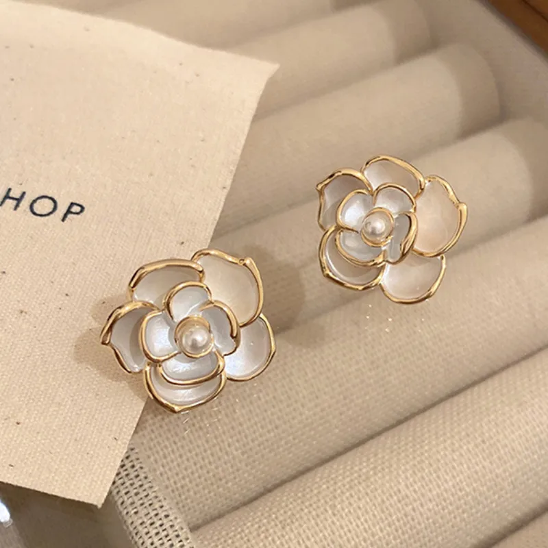 White Flower Pearl Stud Earrings 🌸✨B2F1