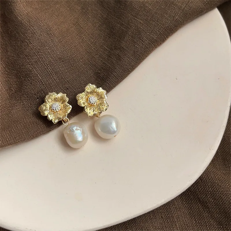 ✨ Floral Pearl Drop Earrings – Elegant Gold Bloom Design 🌼