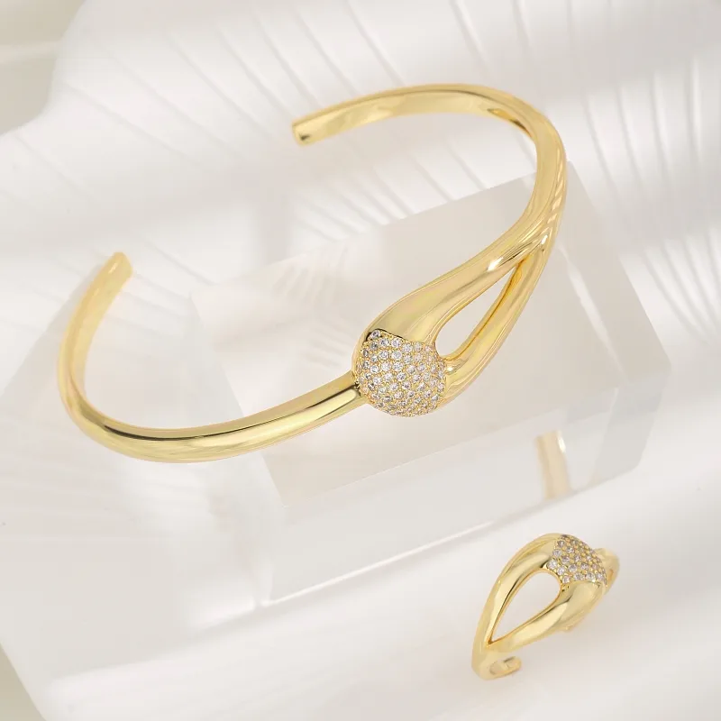 ✨ Gold Crystal Cuff Bangle – Modern Sculpted Elegance 💛
