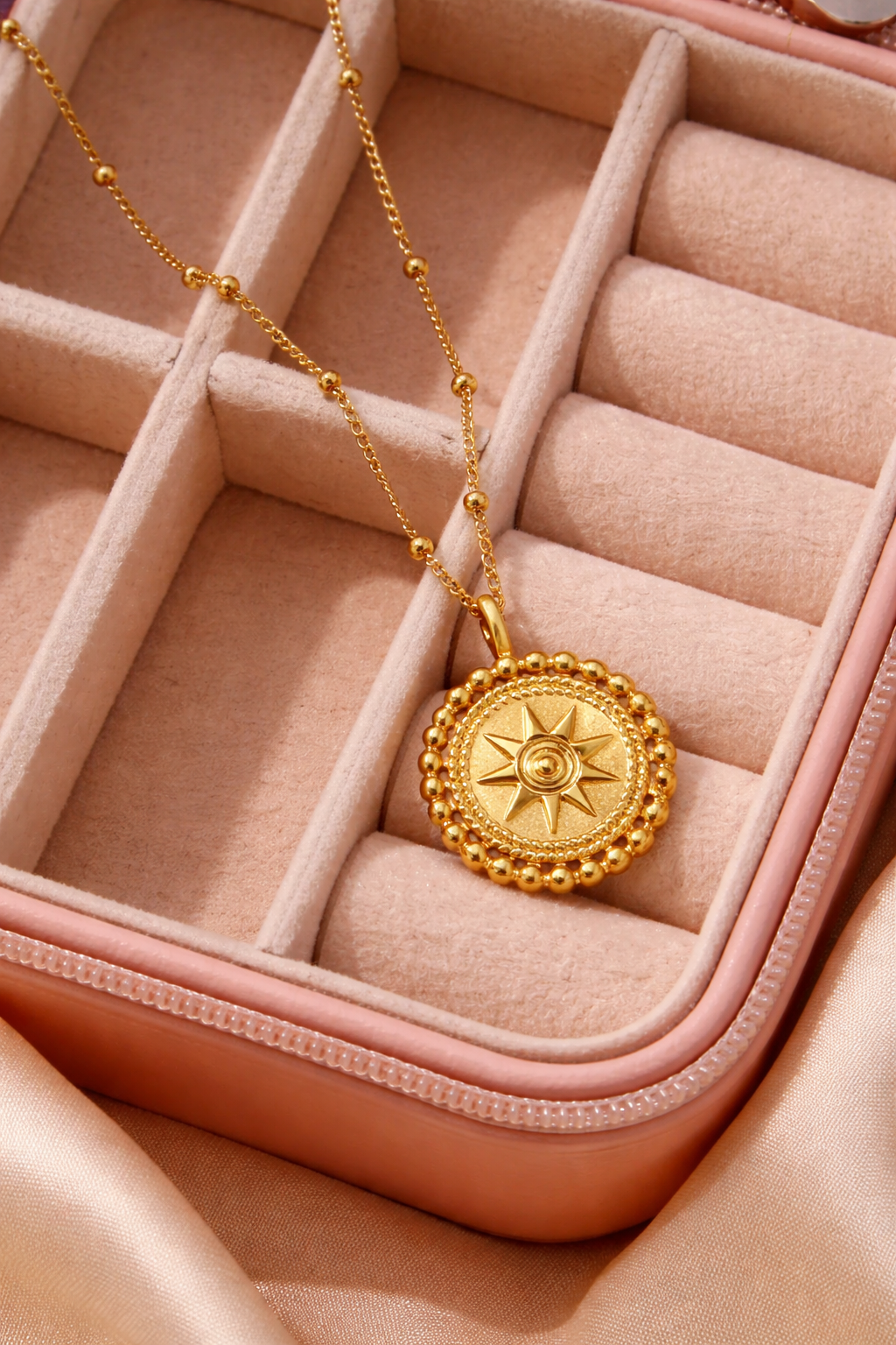 ✨ Gold Compass Medallion Necklace – Timeless Symbolic Elegance 🧭