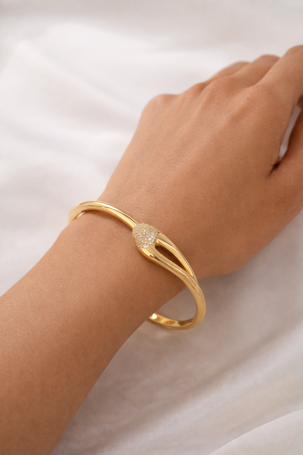 ✨ Gold Crystal Cuff Bangle – Modern Sculpted Elegance 💛