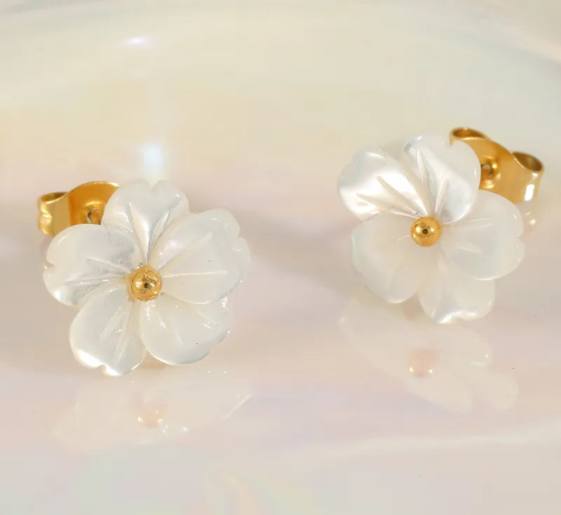 ✨ Delicate Flower Pendant Necklace – Minimal Everyday Elegance 🌼