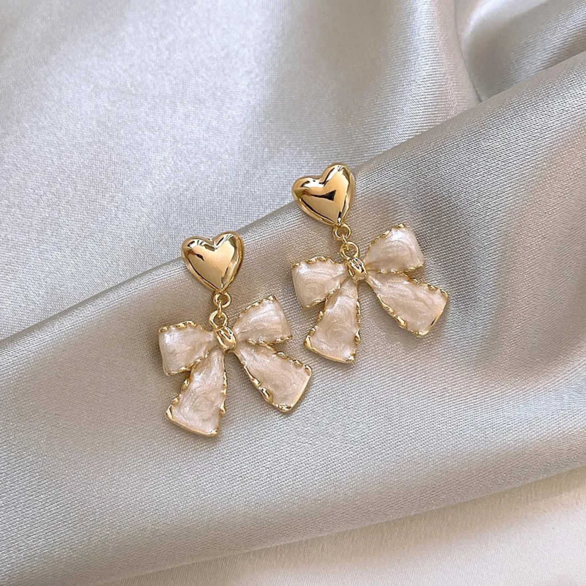 🎀 Petite Heart & Bow Drop Earrings 🤍B2F1