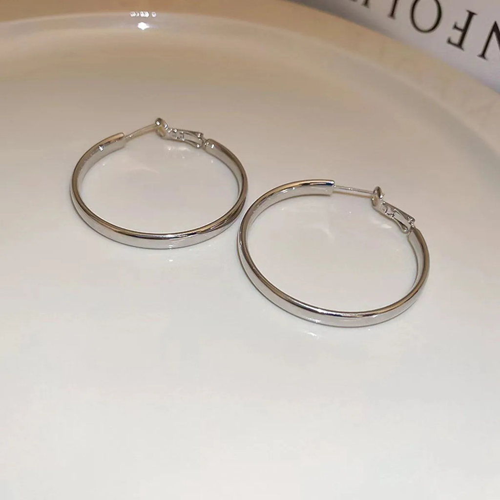 ✨ Classic Silver Hoop Earrings – Timeless Everyday Essential 🤍